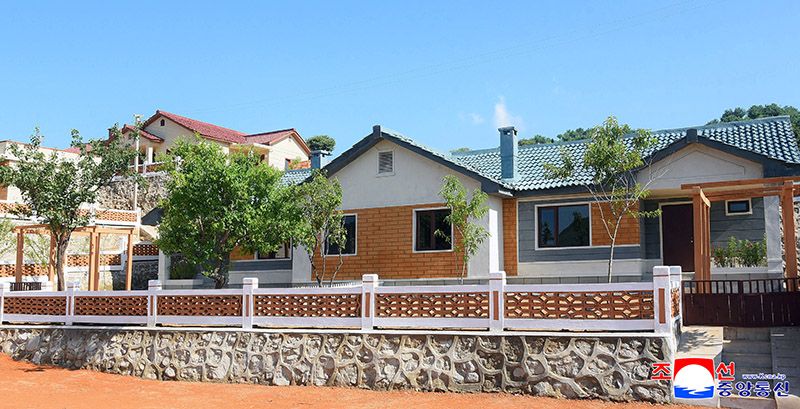 Farmers move into new houses in Sonchon - Image 6