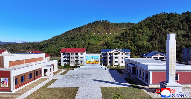 Public and production buildings newly-built at Tapsang Farm in Unsan County - Image 5