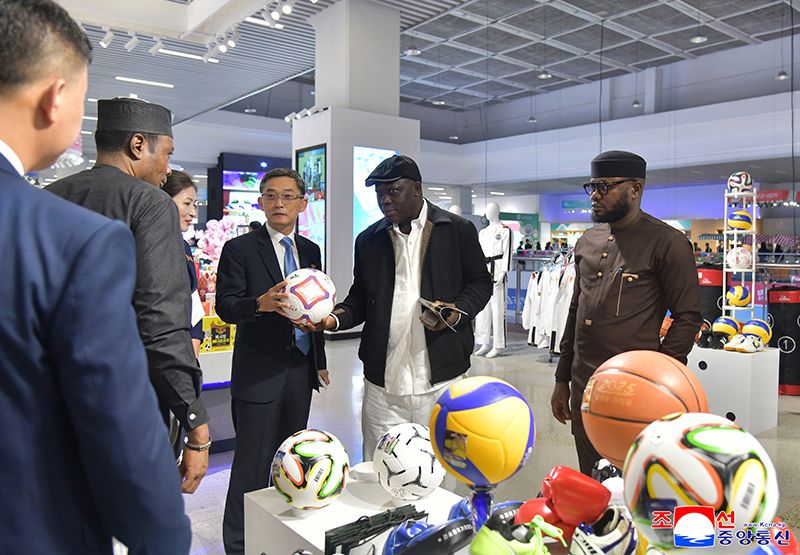 Resident foreign diplomats visit light industrial goods exhibition - Image 3