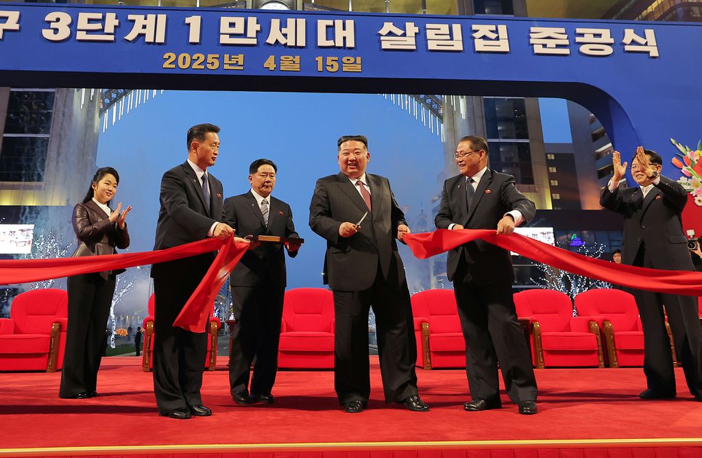 Another Spectacular Appearance Symbolic of New Heyday of Pyongyang Construction and Efflorescence of Pyongyang CultureInauguration Ceremony of 10 000 Flats at Third Stage in Hwasong Area Takes Place with Splendour - Image 3