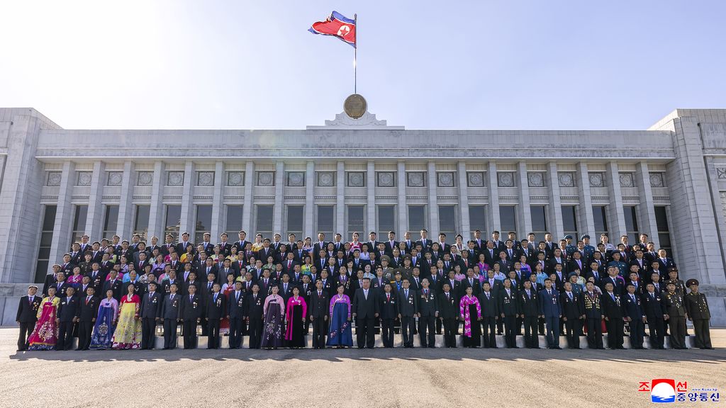 RespectedComrade Kim Jong Un has photo session with labour innovators and meritorious persons invited to celebrations of 77th founding anniversary of DPRK