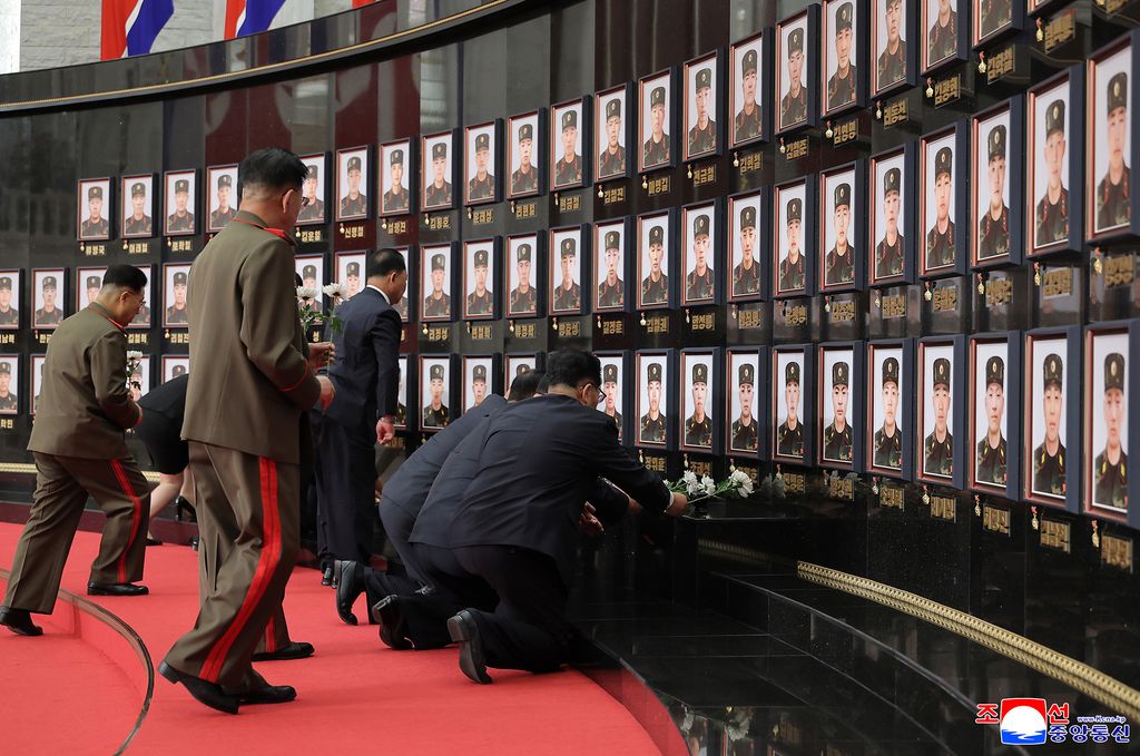 Highest glory to representatives of great honour of DPRK, admirable sonsCeremony of awarding state commendations to commanding officers and combatants of KPA overseas operation units takes place - Image 7