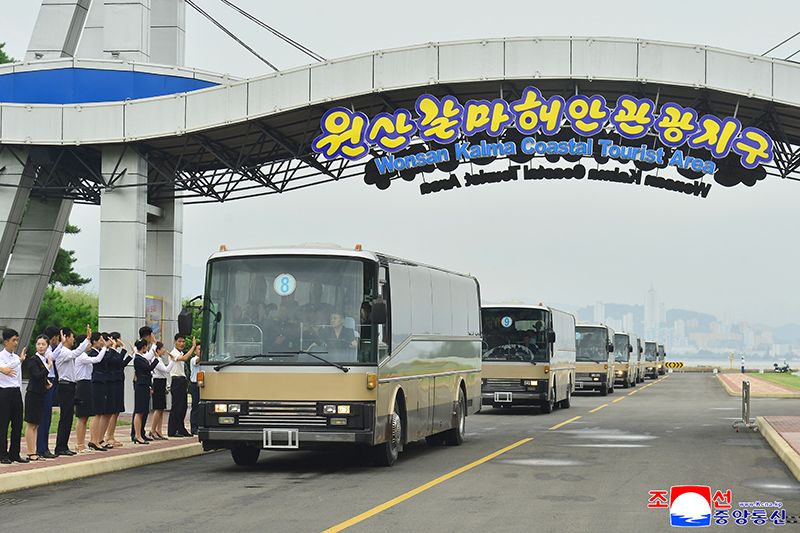 Students of revolutionary schools spend enjoyable days in Wonsan Kalma Coastal Tourist Area - Image 8