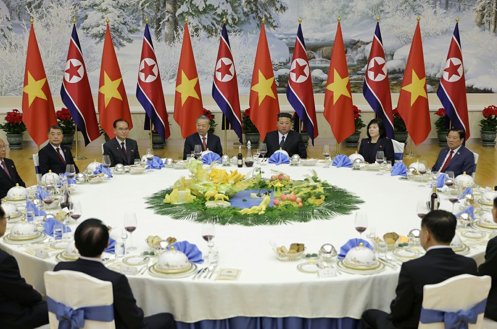 Respected Comrade Kim Jong Un Has Talks with General Secretary of Central Committee of Communist Party of Vietnam - Image 8