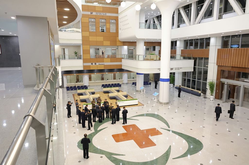 Respected Comrade Kim Jong Un Visits Pyongyang General Hospital Nearing Inauguration - Image 3