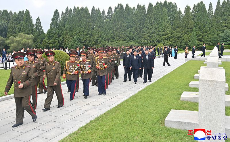 Wreaths laid at Patriotic Martyrs Cemetery - Image 2