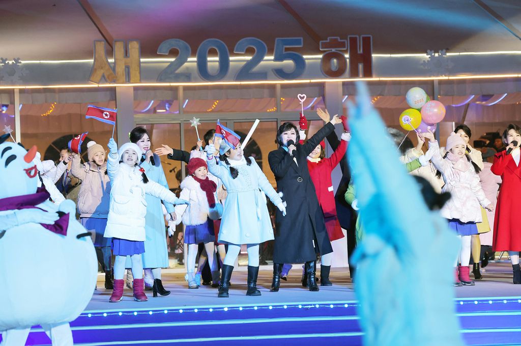 Art Performance Given for Seeing in New Year - Image 15