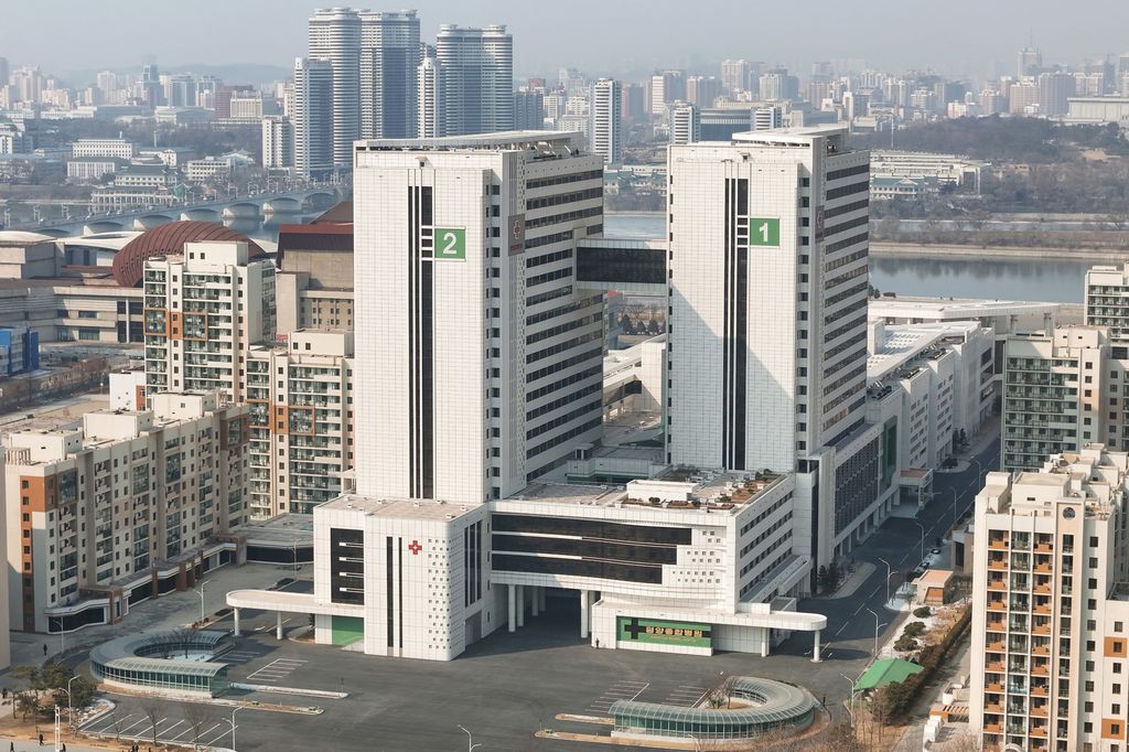 Respected Comrade Kim Jong Un Visits Completed Pyongyang General Hospital - Image 35
