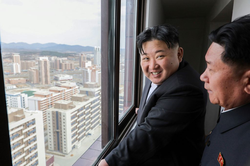 Respected Comrade Kim Jong Un Visits Construction Site of 10 000 Flats at Third Stage in Hwasong Area Nearing Completion - Image 14