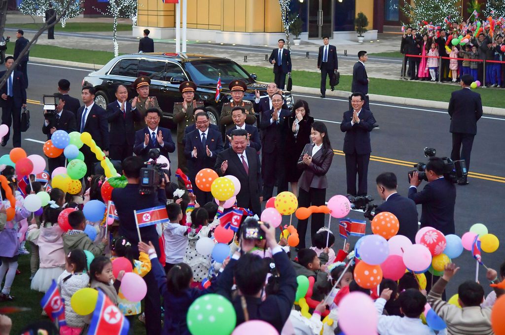 Another Spectacular Appearance Symbolic of New Heyday of Pyongyang Construction and Efflorescence of Pyongyang CultureInauguration Ceremony of 10 000 Flats at Third Stage in Hwasong Area Takes Place with Splendour - Image 4