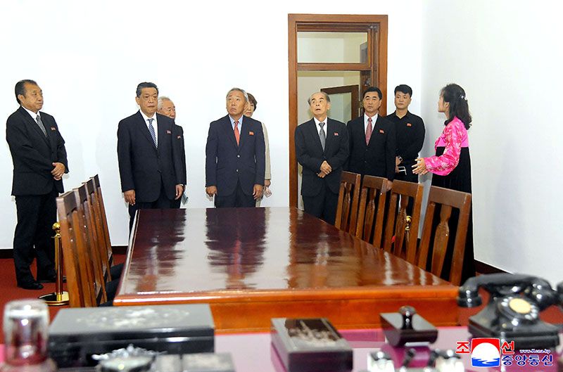 Congratulatory group of Koreans in Japan visits Mangyongdae - Image 4