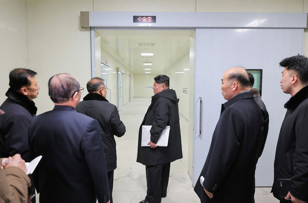 Respected Comrade Kim Jong Un Visits Completed Pyongyang General Hospital - Image 29