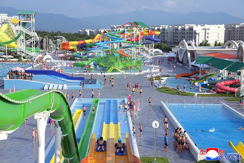 Students of revolutionary schools spend enjoyable days in Wonsan Kalma Coastal Tourist Area - Image 10