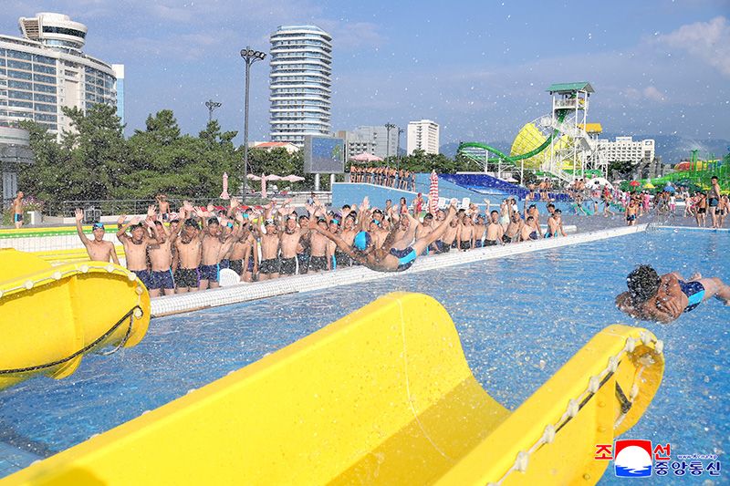 Students of revolutionary schools spend enjoyable days in Wonsan Kalma Coastal Tourist Area - Image 6