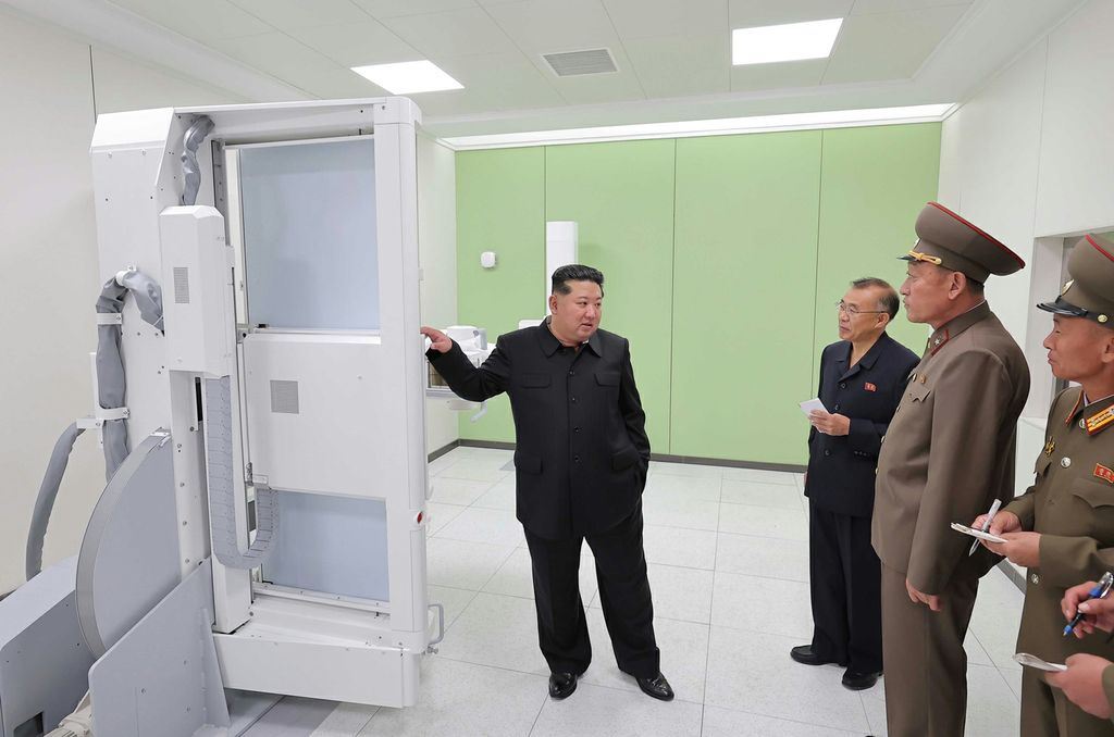 Respected Comrade Kim Jong Un Visits Pyongyang General Hospital Nearing Inauguration - Image 10