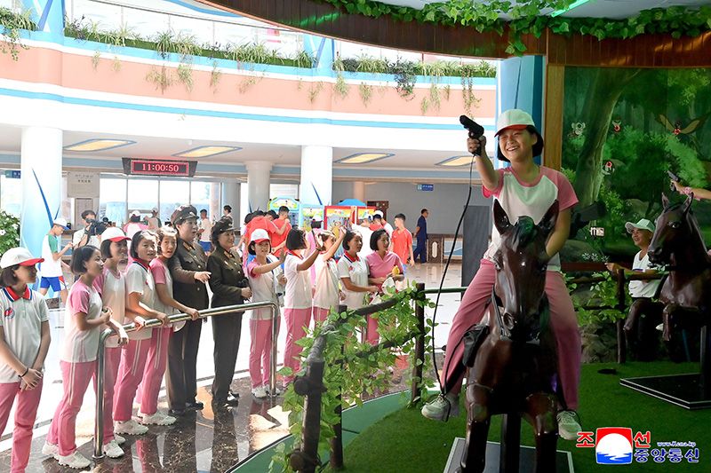 Students of revolutionary schools spend enjoyable days in Wonsan Kalma Coastal Tourist Area - Image 12