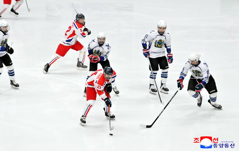 Friendly match held between ice hockey teams of DPRK and Russia - Image 4