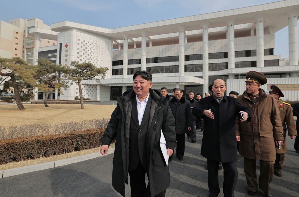 Respected Comrade Kim Jong Un Visits Completed Pyongyang General Hospital - Image 33