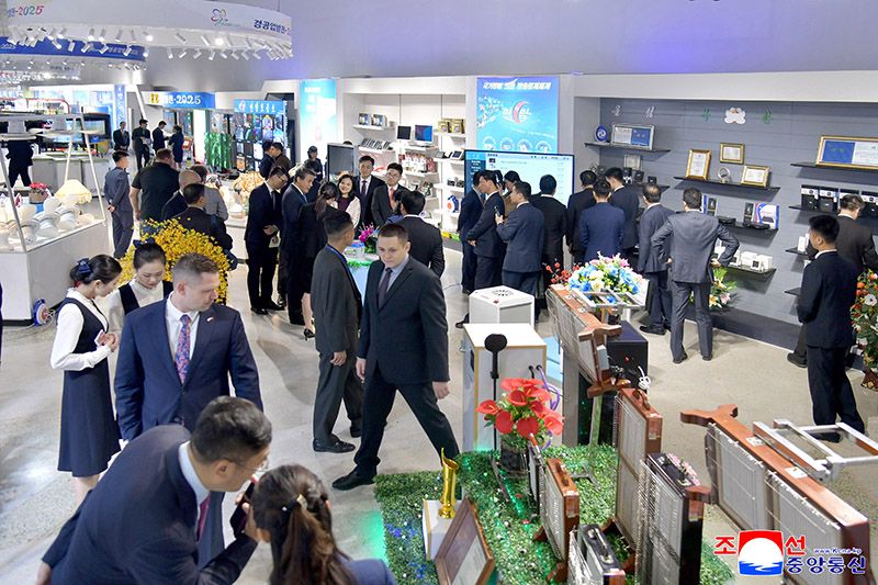 Resident foreign diplomats visit light industrial goods exhibition - Image 6