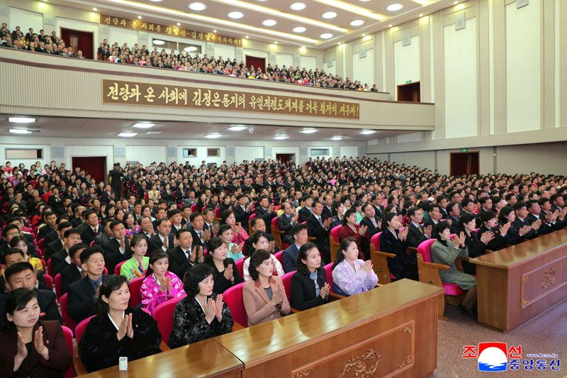 Workers and trade union members hear stories of ChairmanKim Jong Il’s noble virtues