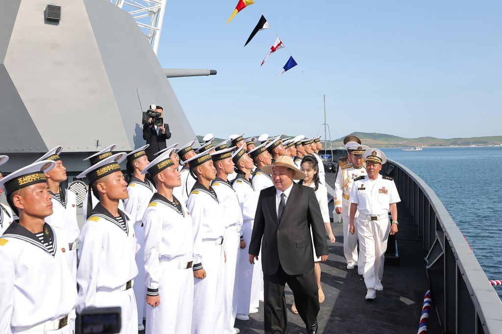 Vigorous Advance and Development of Revolution in Warship-building Industry and Modernization of Naval Forces in New Era Ceremony of Launching Destroyer of KPA Navy Takes Place with Splendour - Image 3