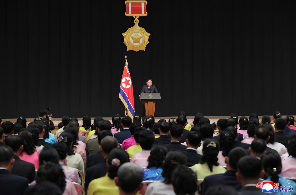 RespectedComrade Kim Jong Un meets bereaved families of martyrs who performed distinguished feats in overseas military operations and has photo session with them - Image 7