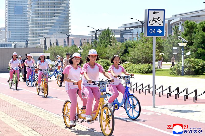 Students of revolutionary schools spend enjoyable days in Wonsan Kalma Coastal Tourist Area - Image 2
