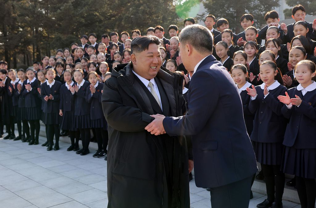 Respected Comrade Kim Jong Un Meets Members of Art Troupe of Korean Schoolchildren in Japan - Image 5