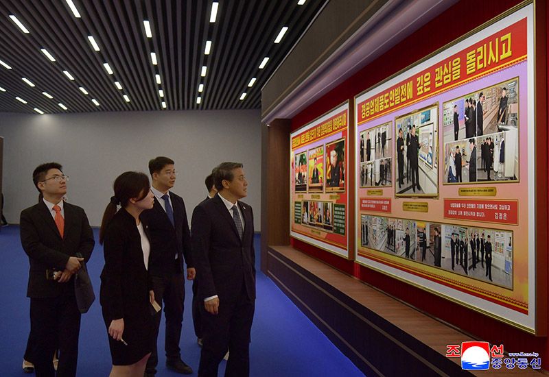 Resident foreign diplomats visit light industrial goods exhibition - Image 7