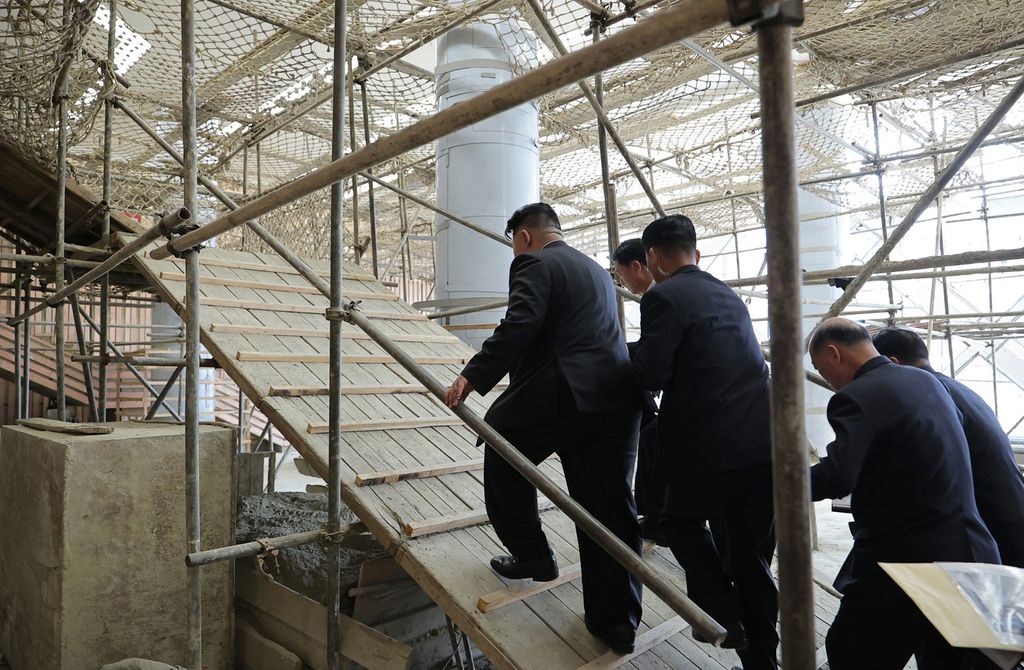 Respected Comrade Kim Jong Un Visits Construction Site of 10 000 Flats at Third Stage in Hwasong Area Nearing Completion - Image 19