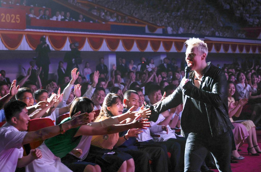 Russian Artistes Give Art Performance - Image 21