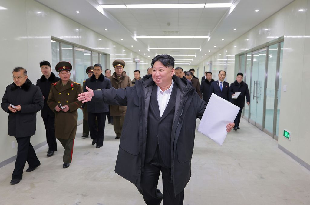 Respected Comrade Kim Jong Un Visits Completed Pyongyang General Hospital - Image 27