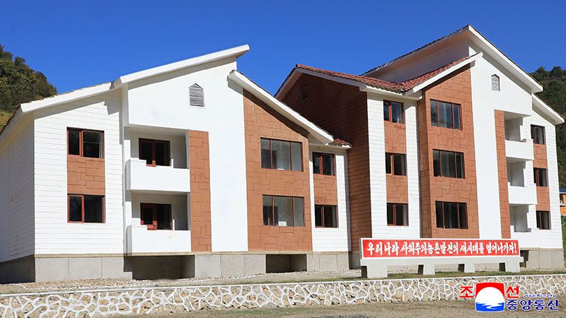 Farmers of Jajak and Yoksu farms in Jagang Province move into new houses - Image 3