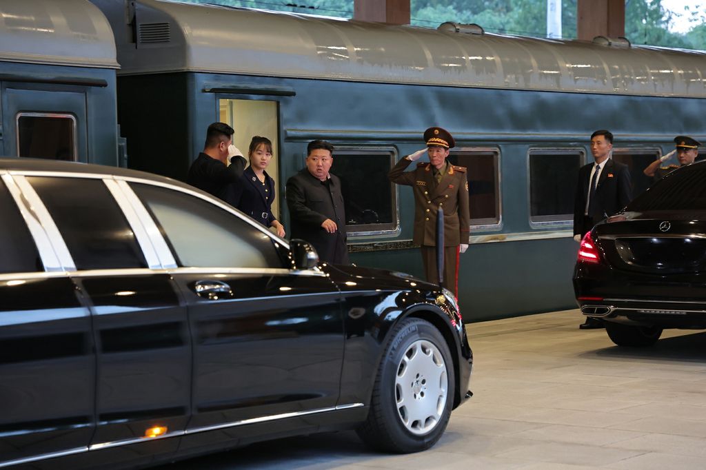 Respected Comrade Kim Jong Un Returns to Pyongyang after Finishing His Visit to China
