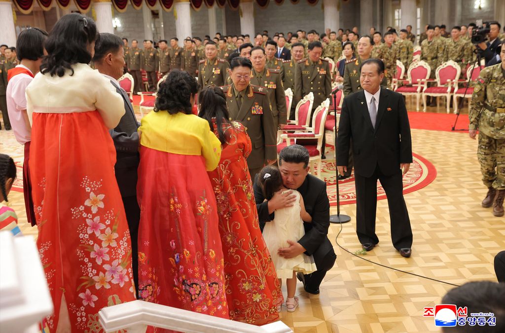 Highest glory to representatives of great honour of DPRK, admirable sonsCeremony of awarding state commendations to commanding officers and combatants of KPA overseas operation units takes place - Image 3