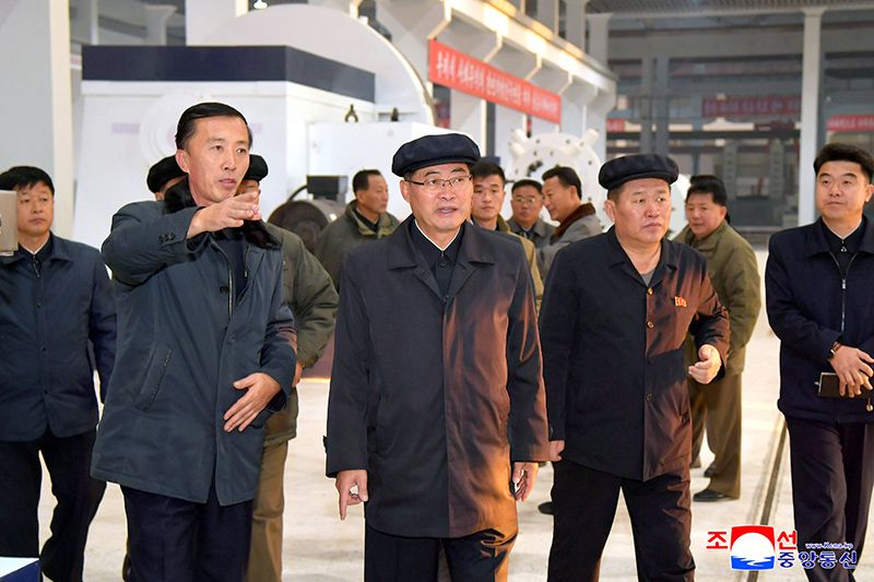 Premier Pak inspects various sectors