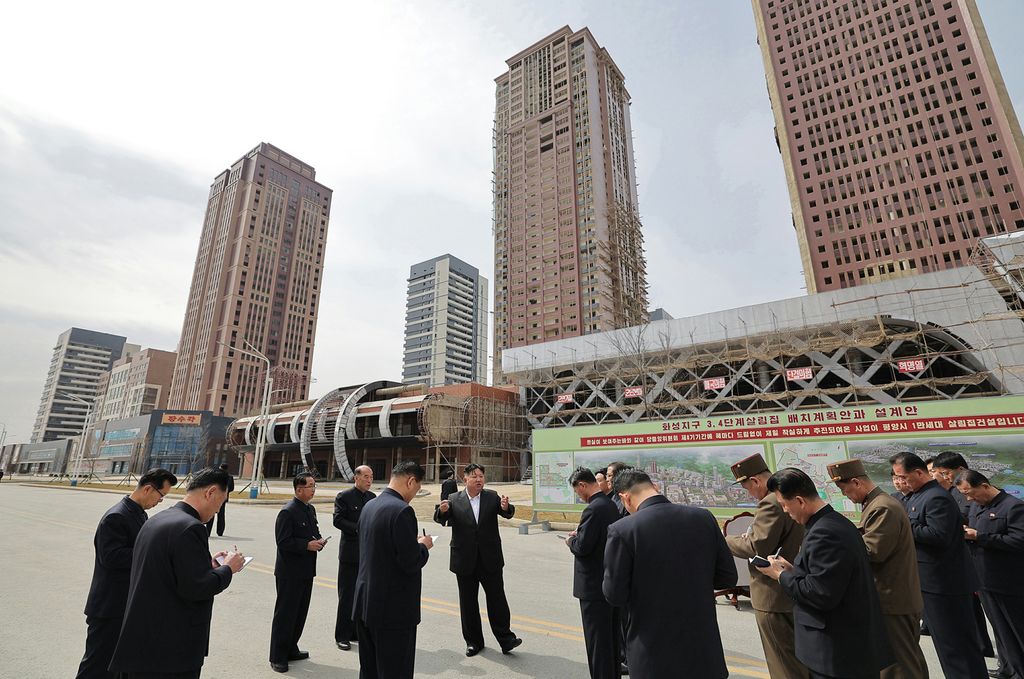 Respected Comrade Kim Jong Un Visits Construction Site of 10 000 Flats at Third Stage in Hwasong Area Nearing Completion - Image 22