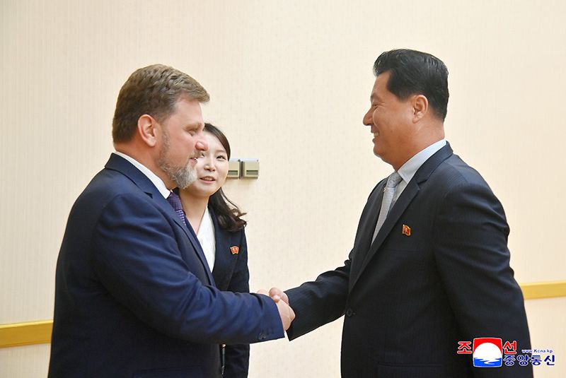 Chairman of SPYL Central Committee meets leading members of Russian youth friendship visiting group