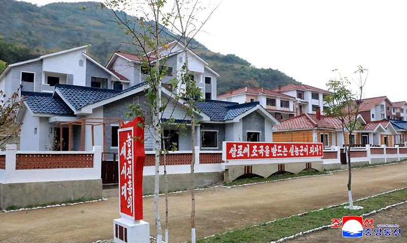 Farmers of Jajak and Yoksu farms in Jagang Province move into new houses - Image 5