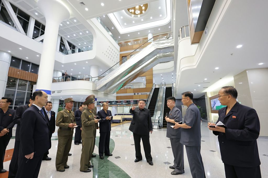 Respected Comrade Kim Jong Un Visits Pyongyang General Hospital Nearing Inauguration - Image 4