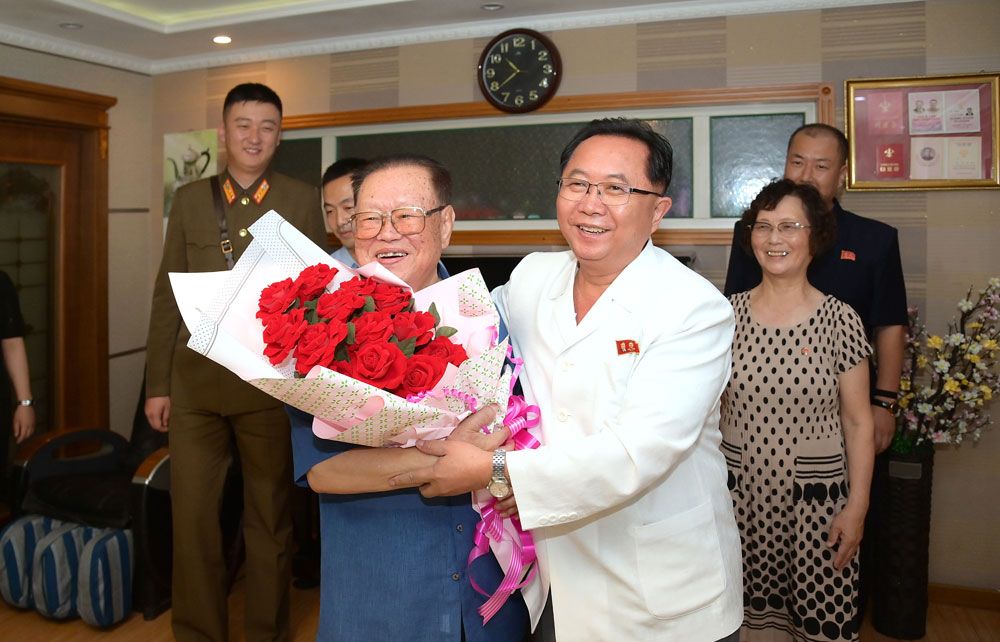 Senior Officials of DPRK Visit Families of War Veterans - Image 5