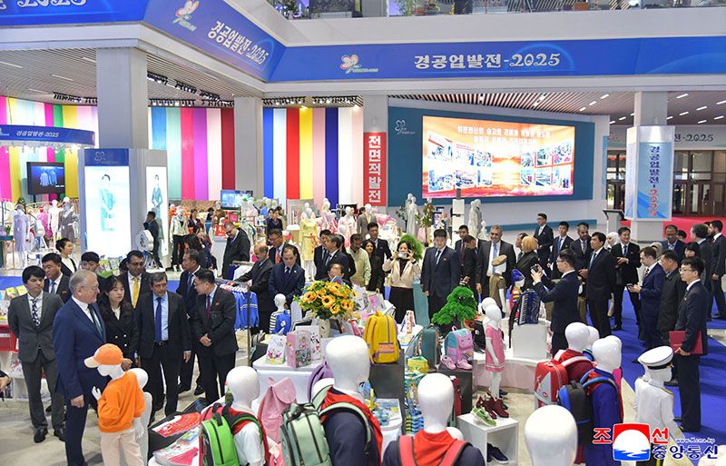 Resident foreign diplomats visit light industrial goods exhibition - Image 9