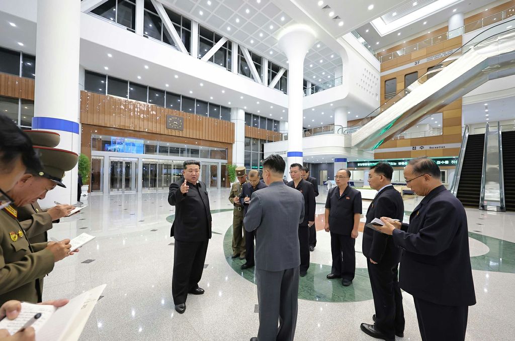 Respected Comrade Kim Jong Un Visits Pyongyang General Hospital Nearing Inauguration