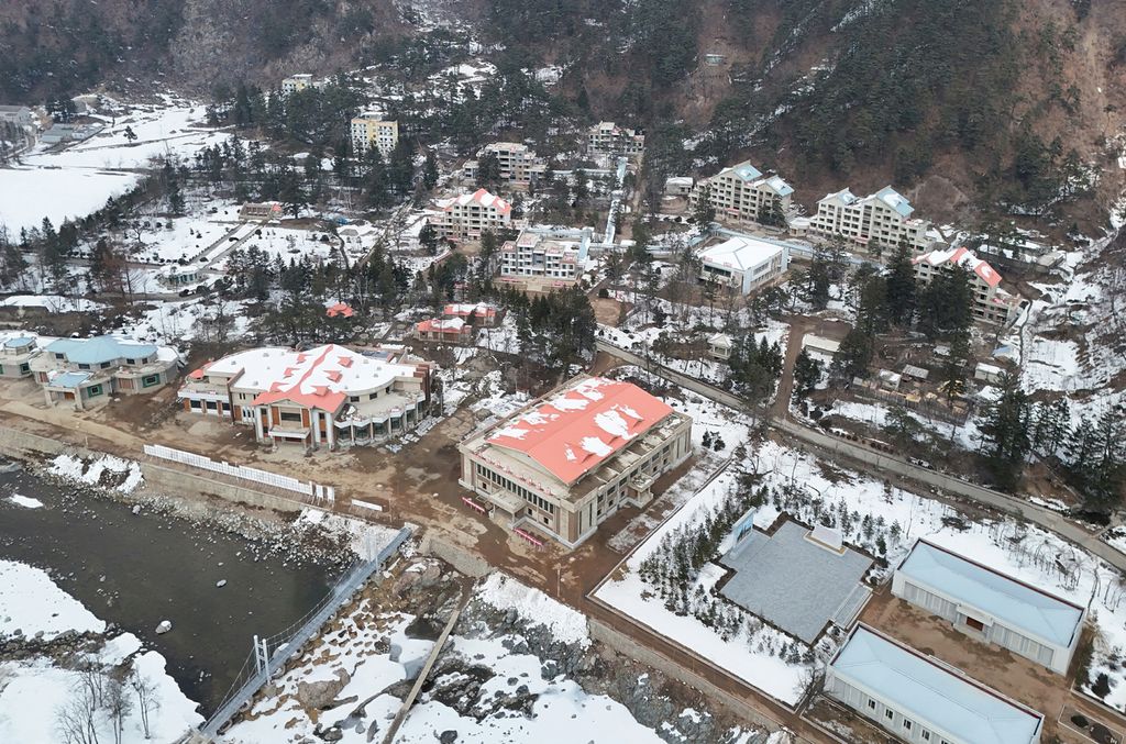 Respected Comrade Kim Jong Un Gives Field Guidance at Onpho Working People’s Holiday Camp under Construction