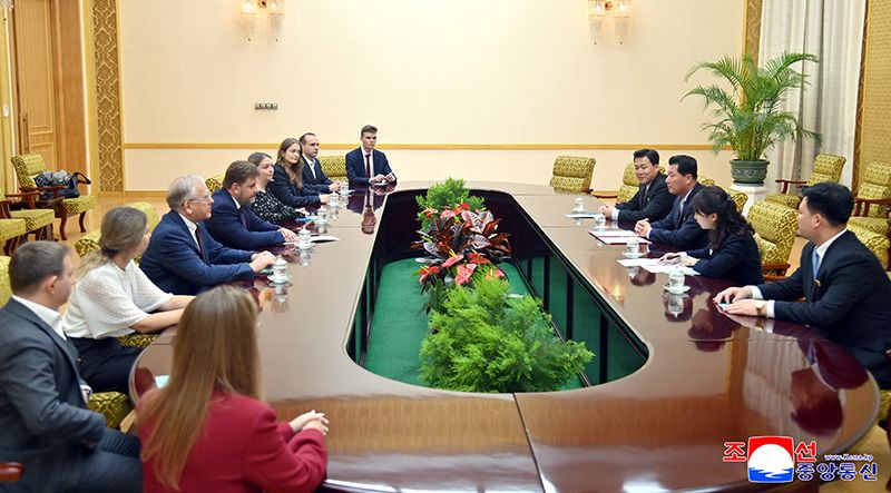 Chairman of SPYL Central Committee meets leading members of Russian youth friendship visiting group - Image 5