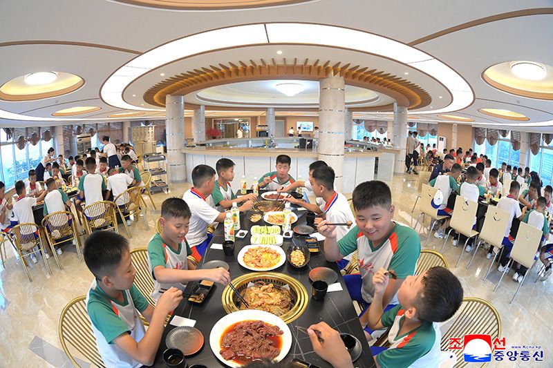 Students of revolutionary schools spend enjoyable days in Wonsan Kalma Coastal Tourist Area - Image 7