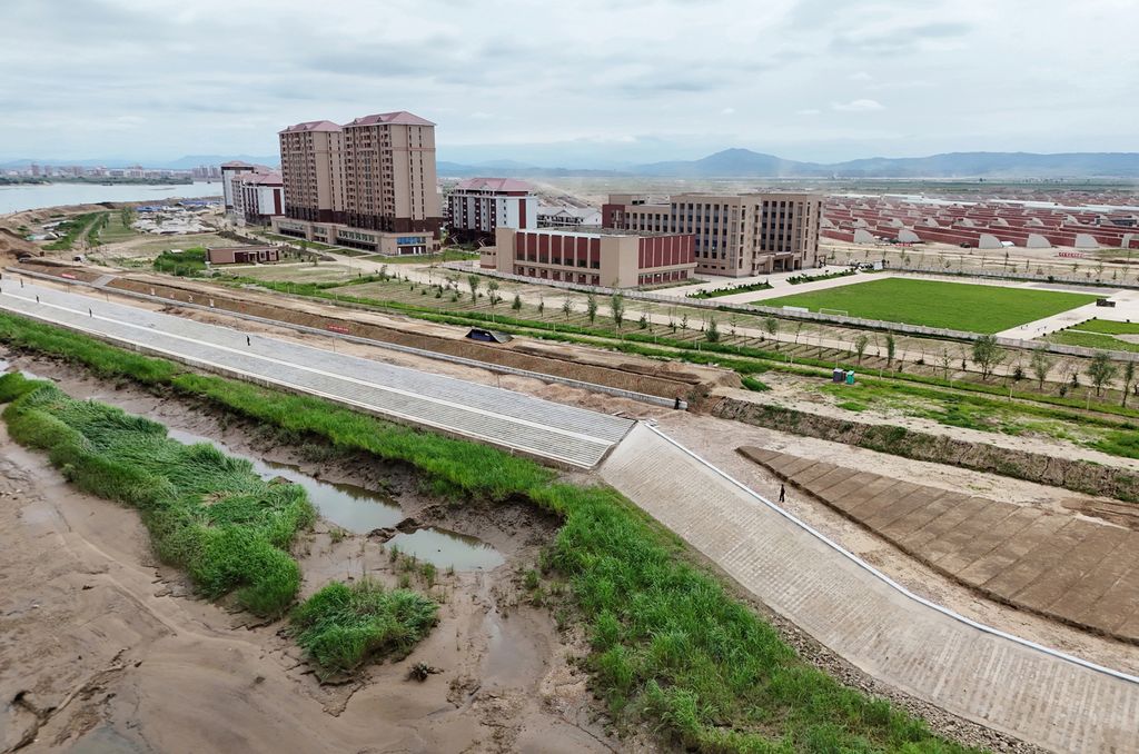 Respected Comrade Kim Jong Un Gives Field Guidance at Construction Sites of Wihwado Combined Greenhouse Farm and Permanent Embankments in Island Area - Image 12