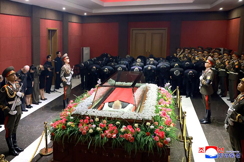 Officials of Party, power and armed forces organs, ministries and national agencies visit bier of late Kim Yong Nam - Image 7
