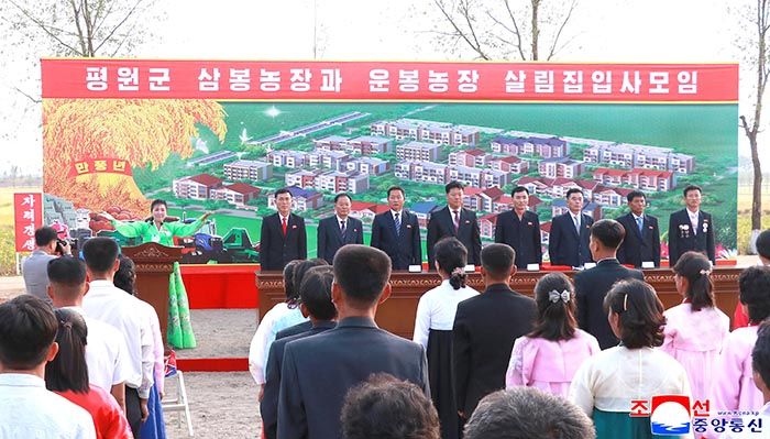 New houses built in Phyongwon County - Image 3