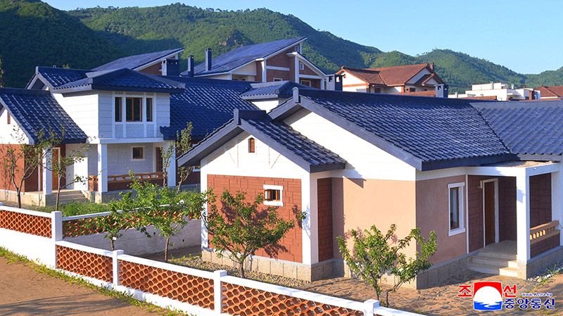 Farmers move into new houses in Hoeryong - Image 3